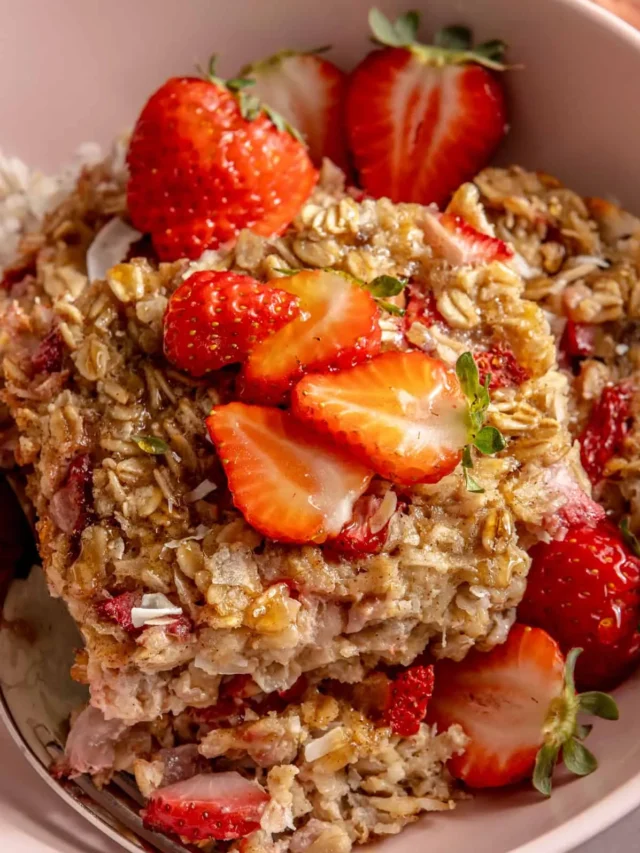 Easy Healthy Strawberry Banana Baked Oatmeal
